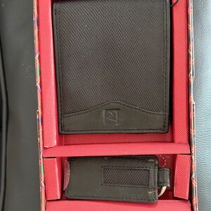 New Stone Mountain Black Wallet and Keychain Set